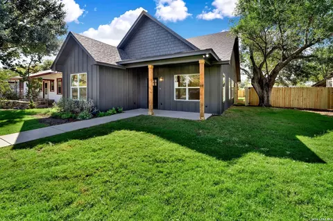 1407 21st St, Hondo, TX 78861