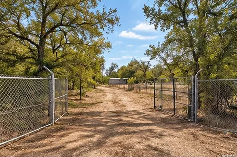123 Oak Forest Ct, Cedar Creek, TX 78612