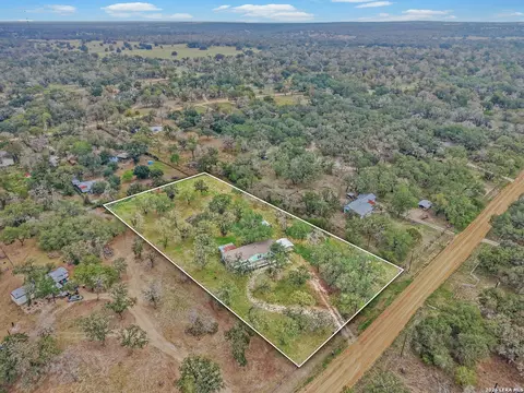 322 Shady Oaks Dr, Floresville, TX 78114