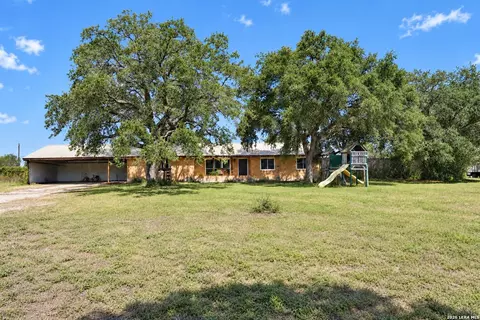 2835 Earls Trl, Beeville, TX 78102
