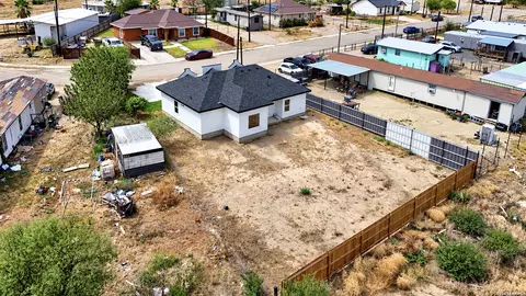 View/Area - 260 Park St, Eagle Pass, TX 78852 photo 5 of 8