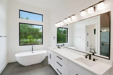 Bath - 430 Arthur Ct, Spring Branch, TX 78070 photo 2 of 5