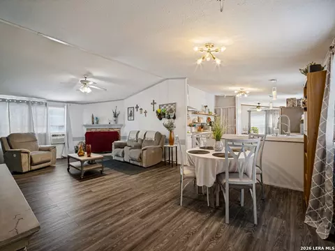 264 County Road 7710, Devine, TX 78016 photo 4