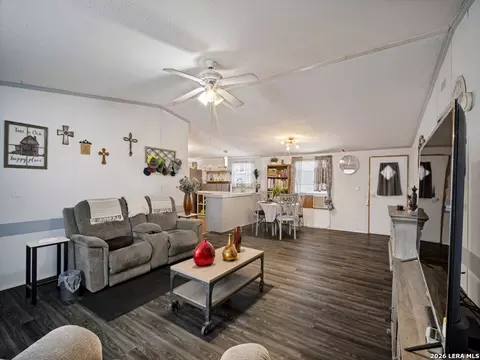 264 County Road 7710, Devine, TX 78016 photo 5