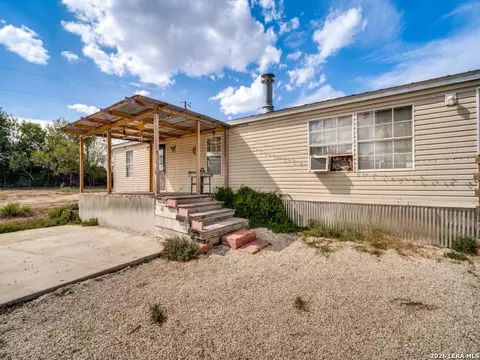 264 County Road 7710, Devine, TX 78016 photo 19