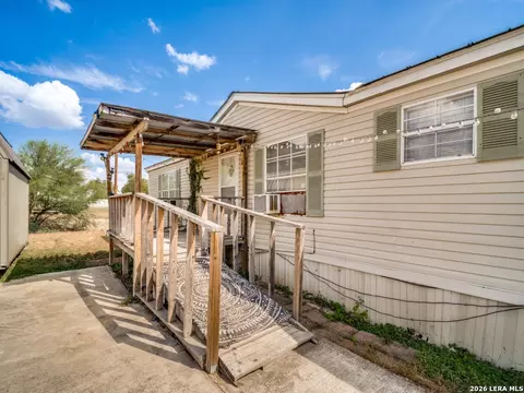 264 County Road 7710, Devine, TX 78016 photo 3