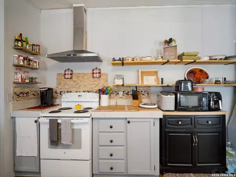264 County Road 7710, Devine, TX 78016 photo 9