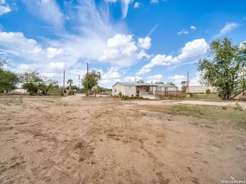264 County Road 7710, Devine, TX 78016 photo 20