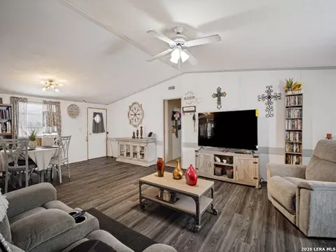 264 County Road 7710, Devine, TX 78016 photo 6