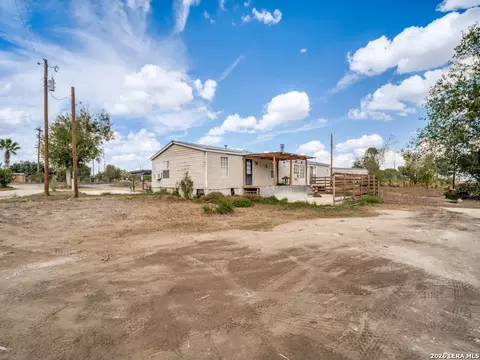 264 County Road 7710, Devine, TX 78016 photo 21
