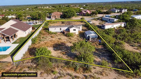 174 Remington Dr, Eagle Pass, TX 78852 photo 2