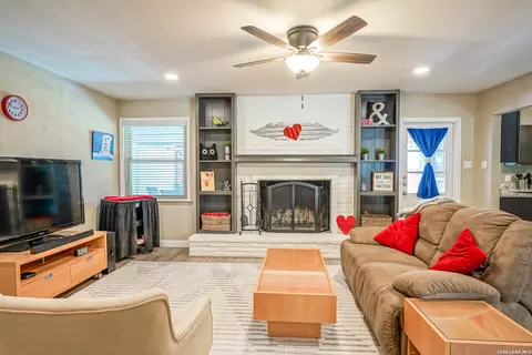 Living - 622 Sunhaven Dr, Windcrest, TX 78239 photo 4 of 4