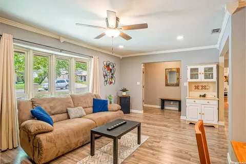 Living - 622 Sunhaven Dr, Windcrest, TX 78239 photo 2 of 4