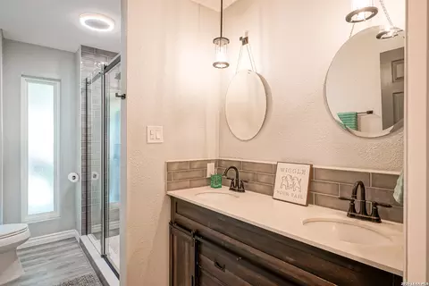 Bath - 622 Sunhaven Dr, Windcrest, TX 78239 photo 4 of 5