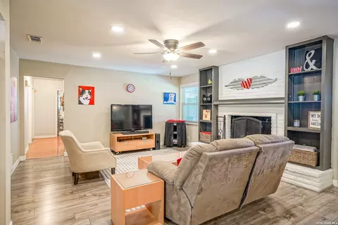 Living - 622 Sunhaven Dr, Windcrest, TX 78239 photo 3 of 4
