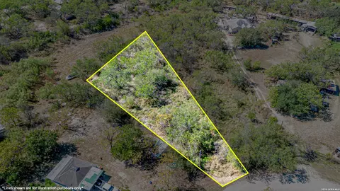 589 County Road 6842, Lytle, TX 78052 photo 2