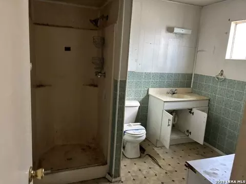 Bath - 136 E Doughty St, Uvalde, TX 78801 photo 1 of 2