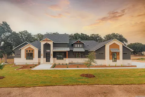 108 Bucks Ln, La Vernia, TX 78121