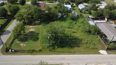 8107 W Dixon Rd, Somerset, TX 78069
