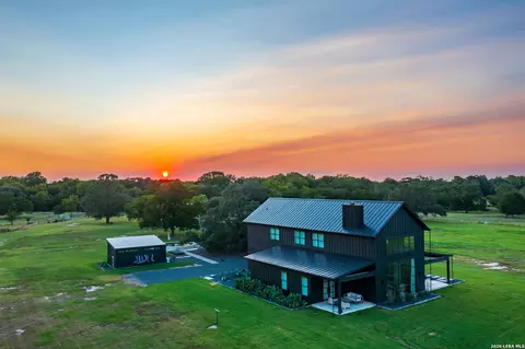 1071 Private Road 1090, Hallettsville, TX 77964