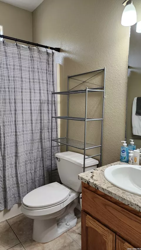 Bath - 1901 Lindburgh Cir, Eagle Pass, TX 78852 photo 4 of 5