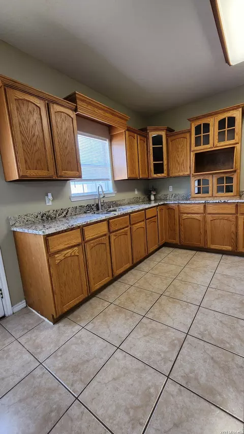 Kitchen - 1901 Lindburgh Cir, Eagle Pass, TX 78852 photo 3 of 10