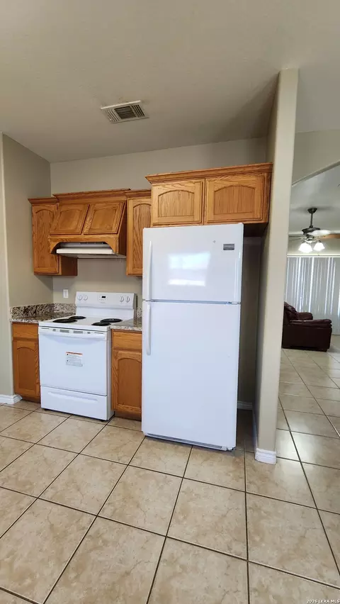 Kitchen - 1901 Lindburgh Cir, Eagle Pass, TX 78852 photo 4 of 10