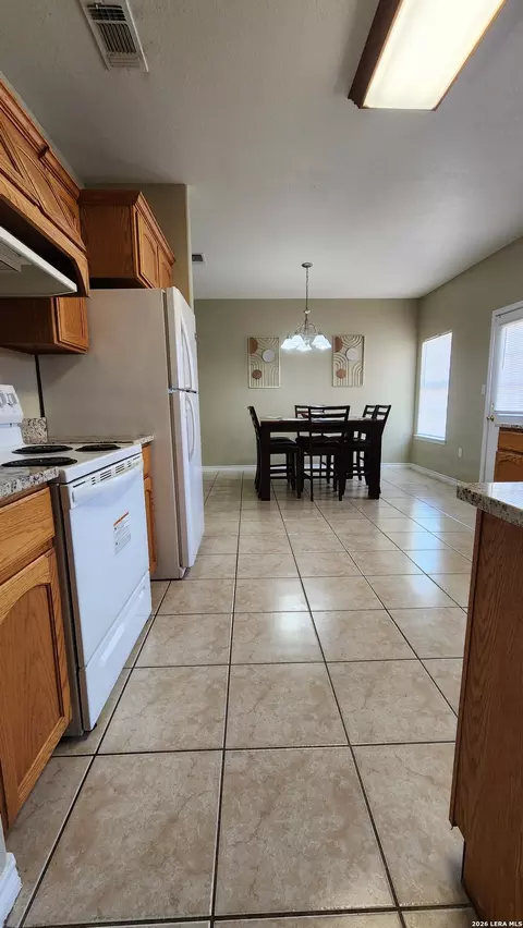 Kitchen - 1901 Lindburgh Cir, Eagle Pass, TX 78852 photo 7 of 10