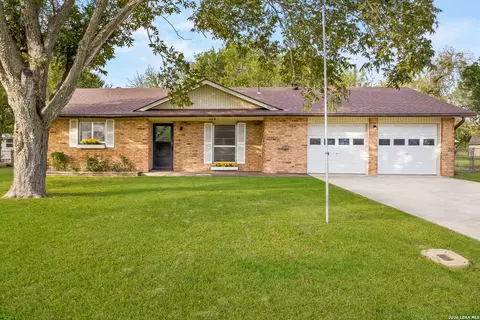 208 Brook St, Seguin, TX 78155