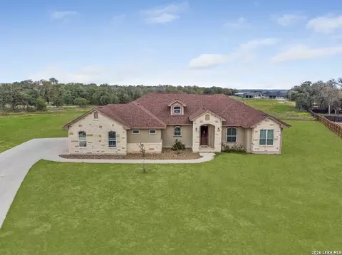 108 Hunting Ridge Dr, La Vernia, TX 78121