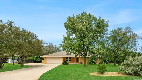 325 Meadowbrook Dr, Hollywood Park, TX 78232