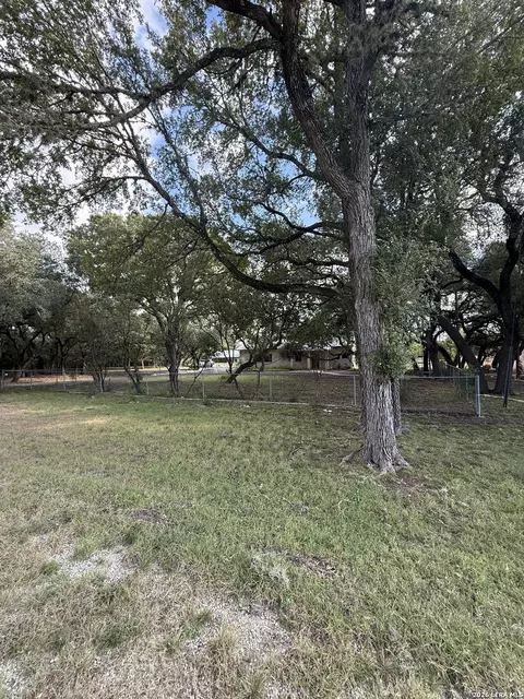 207 Tracie Trl, Lakehills, TX 78063