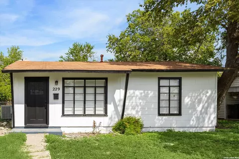 229 Redrock Dr, San Antonio, TX 78213