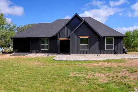 2525 Tomblin Rd, Bigfoot, TX 78005