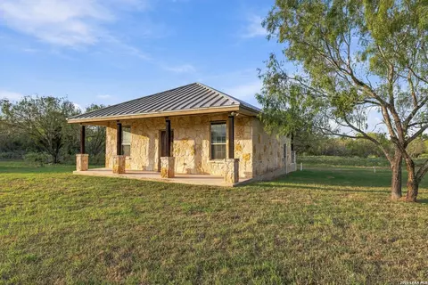 1260 County Road 361, La Vernia, TX 78121