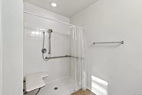 Bath - 7563 Copper Kettle, Converse, TX 78109 photo 3 of 5