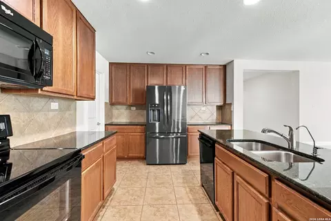 Kitchen - 7563 Copper Kettle, Converse, TX 78109 photo 8 of 10