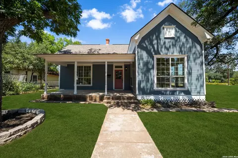904 17th St, Hondo, TX 78861