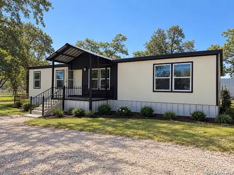 55 Ridgeway Dr, Somerset, TX 78069