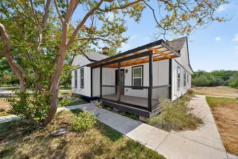 1203 Avenue J, Hondo, TX 78861