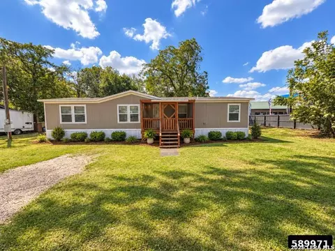 105 E Newman St, Cuero, TX 77954