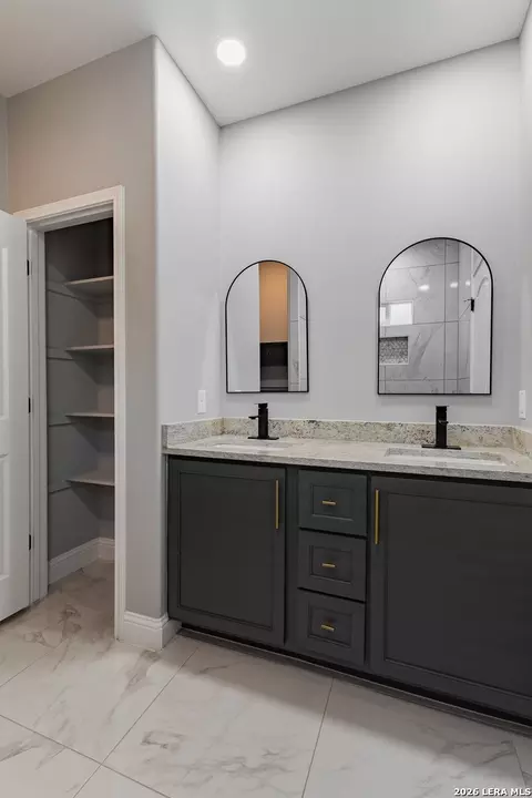 Bath - 1096 Colon Ln, Eagle Pass, TX 78852 photo 7 of 8
