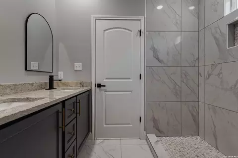Bath - 1096 Colon Ln, Eagle Pass, TX 78852 photo 6 of 8