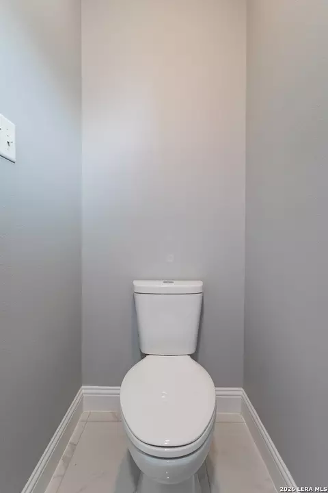 Bath - 1096 Colon Ln, Eagle Pass, TX 78852 photo 3 of 8