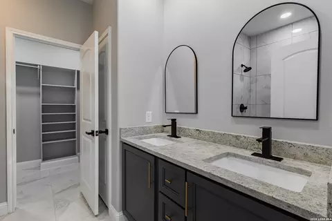 Bath - 1096 Colon Ln, Eagle Pass, TX 78852 photo 4 of 8