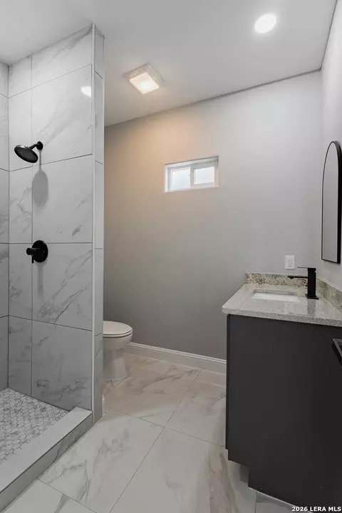 Bath - 1096 Colon Ln, Eagle Pass, TX 78852 photo 1 of 8