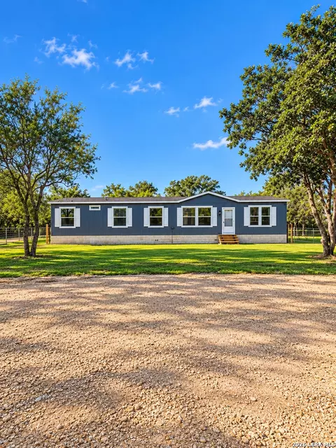 99 Gonzales Ln, La Vernia, TX 78121