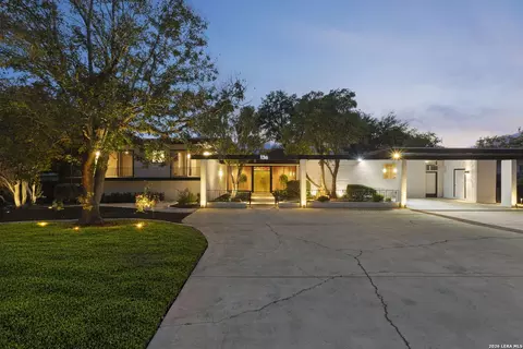 136 Honeysuckle Ln, Castle Hills, TX 78213