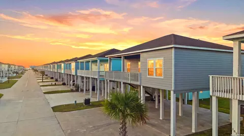 111 Paradise Dr, Rockport, TX 78382