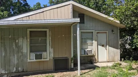124 W Schreiner St, Kerrville, TX 78028